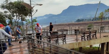 Voluntários iniciam limpeza do Parque Náutico em Roca Sales