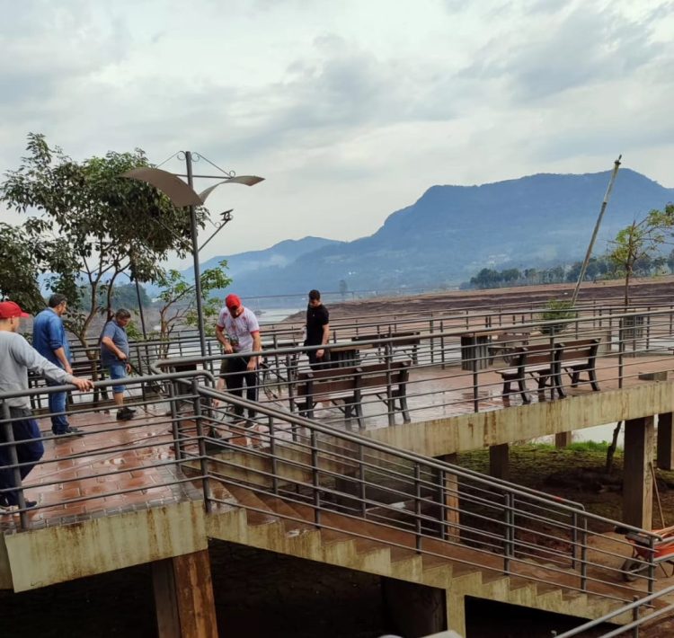 Voluntários iniciam limpeza do Parque Náutico em Roca Sales