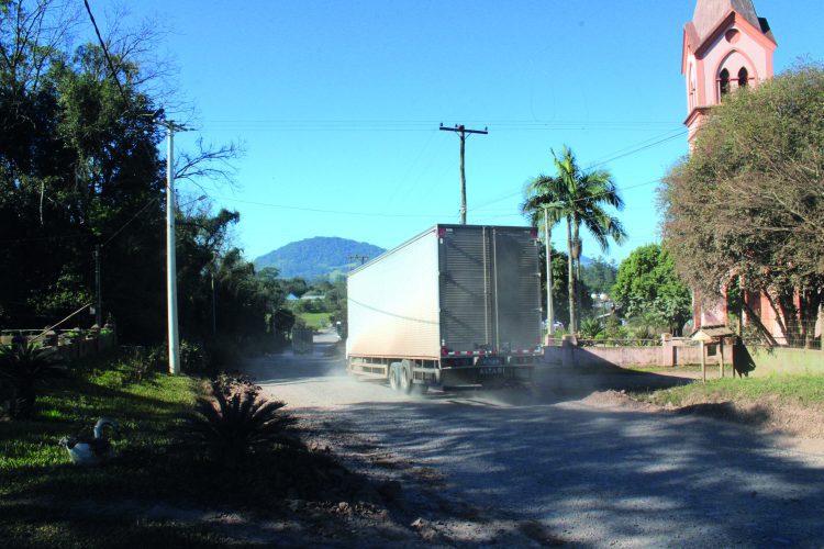 Poeira, buracos e menos trânsito: a 129 depois da Ponte do Exército