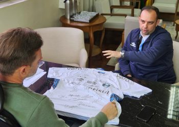 Grêmio doa camisa autografada para ação beneficente regional