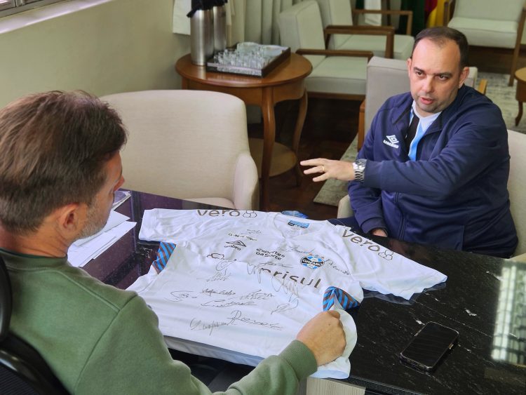 Grêmio doa camisa autografada para ação beneficente regional