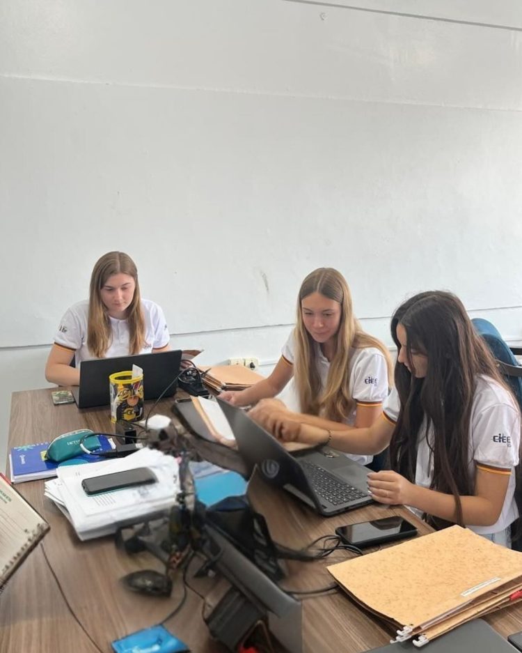 Jovens Aprendizes do Programa “Partiu Futuro Reconstrução” Transformam a Administração Municipal e Garantem um Futuro Sem Perdas de Documentos