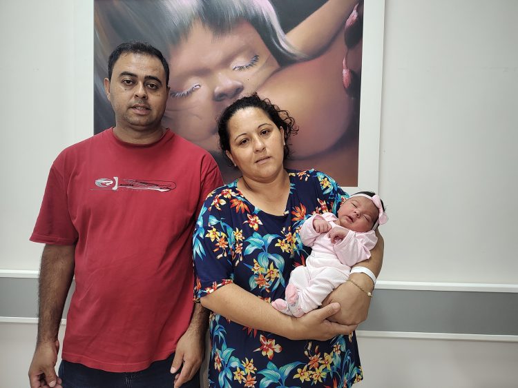 MARIA CECÍLIA É A PRIMEIRA BEBÊ DE 2025 NA MATERNIDADE DO HBST