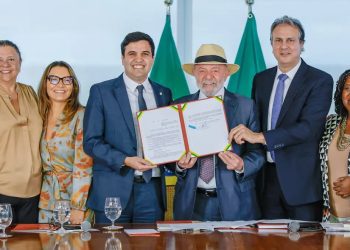 Lula sanciona lei que restringe uso de celular em escolas