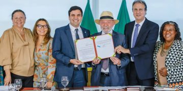 Lula sanciona lei que restringe uso de celular em escolas