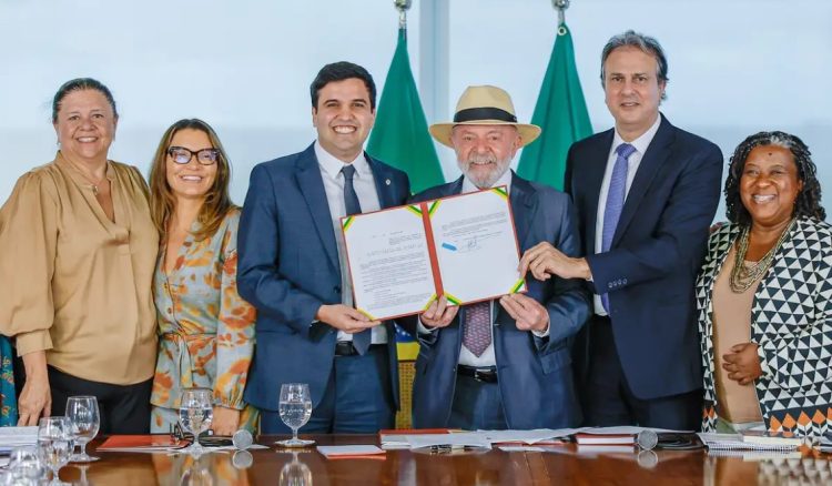 Lula sanciona lei que restringe uso de celular em escolas