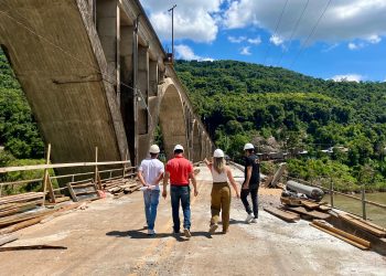 Engenheiro Civil da Coordenação da Reconstrução do Governo Federal realiza vistoria na obra de reconstrução da Ponte Brochado da Rocha