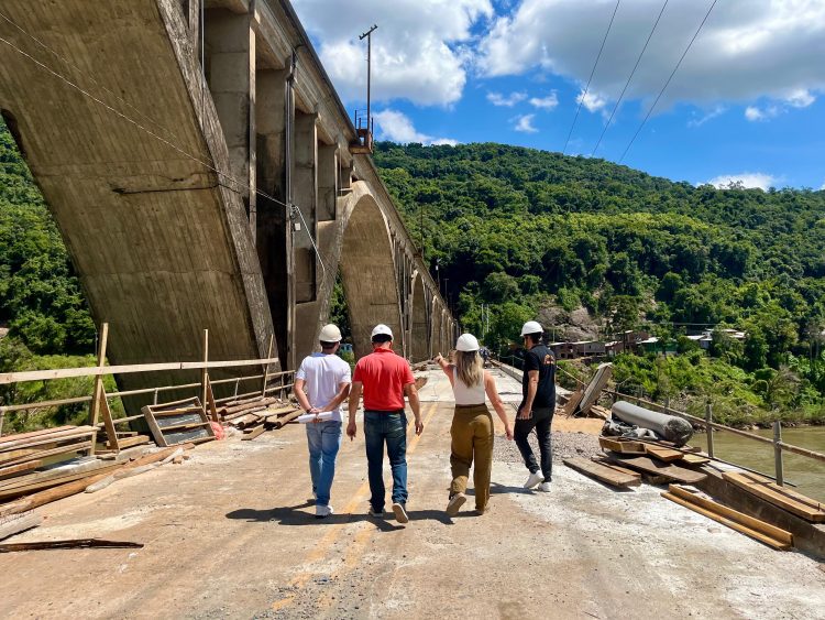 Engenheiro Civil da Coordenação da Reconstrução do Governo Federal realiza vistoria na obra de reconstrução da Ponte Brochado da Rocha