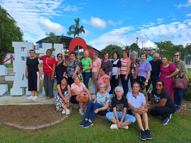 Grupo da Terceira Idade de Roca Sales participa de evento em Capitão