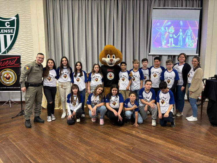 Proerd forma alunos do 5º ano em cerimônia emocionante em Roca Sales