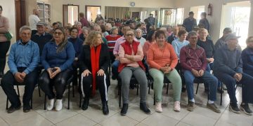 Encontro reúne avós de Coqueiro Baixo em momento especial no CRAS