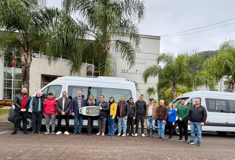 Município de Coqueiro Baixo adquire duas novas vans