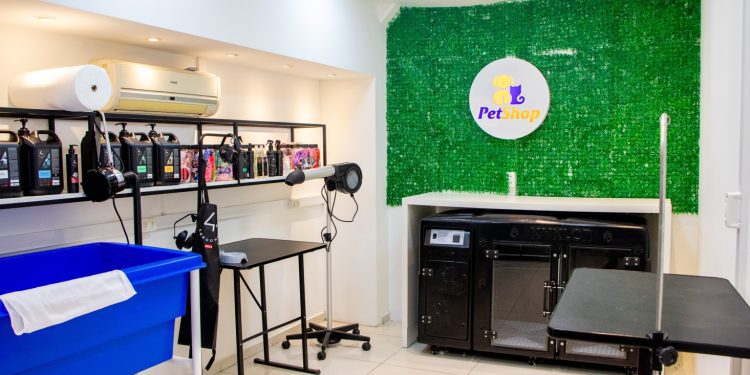 Dália reinaugura Pet Shop com agendamento de banho e tosa