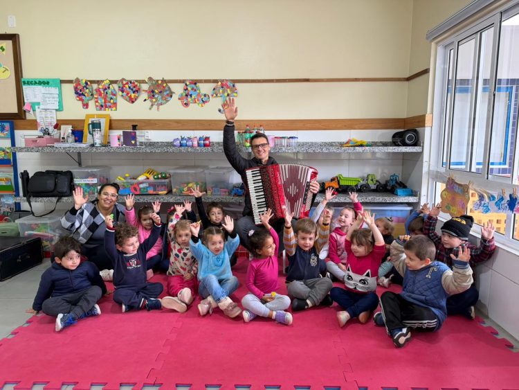 Aulas de musicalização promovem desenvolvimento em crianças da rede municipal de Relvado