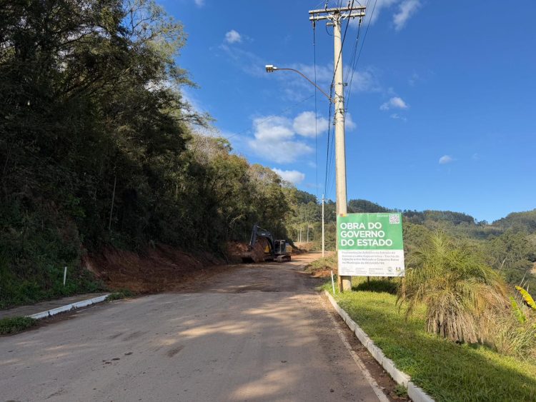 Pavimentação asfáltica entre Relvado e Coqueiro Baixo tem início e realiza antigo sonho da comunidade
