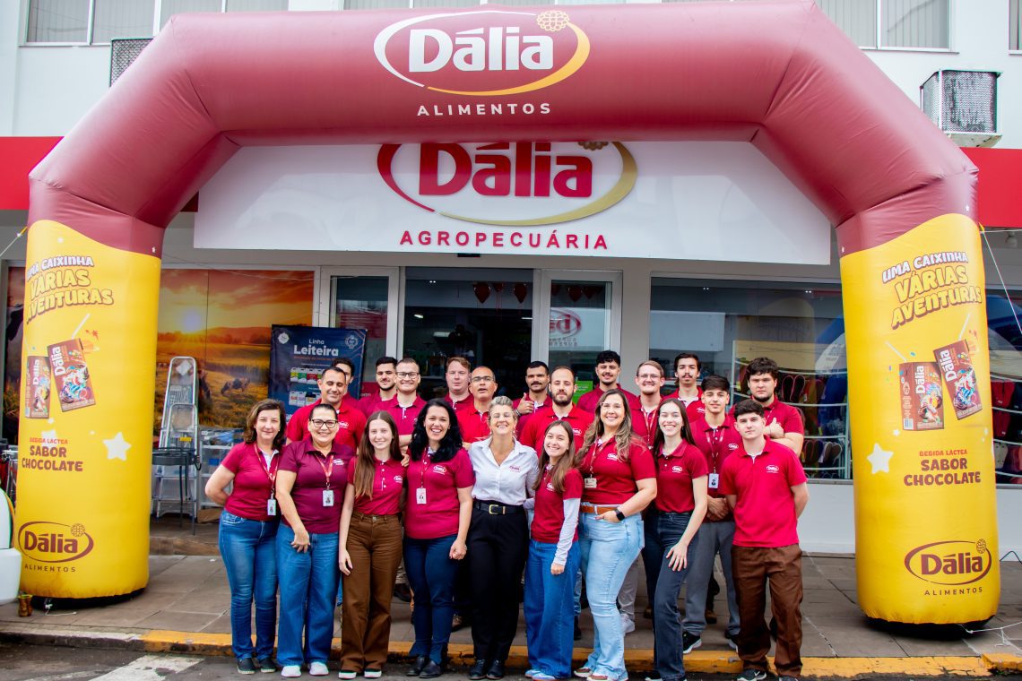 Dália reinaugura Agropecuária de Encantado