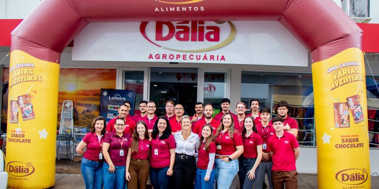 Dália reinaugura Agropecuária de Encantado