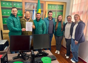 Sicredi Região dos Vales doa computadores para escolas e entidades da região