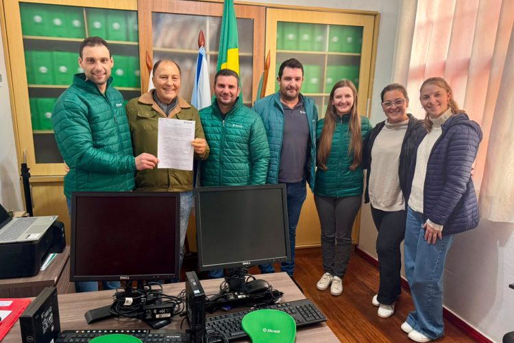 Sicredi Região dos Vales doa computadores para escolas e entidades da região