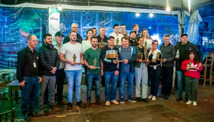 Associados e granja da Dália recebem prêmio nacional na Expointer