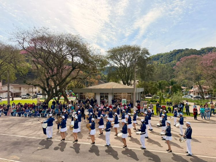 Desfile Cívico reúne grande público e encanta a comunidade em Relvado