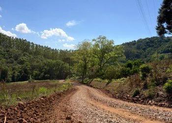 Estrada da Linha Gruta é reaberta e recebe melhorias em Relvado