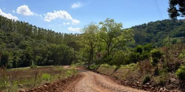 Estrada da Linha Gruta é reaberta e recebe melhorias em Relvado
