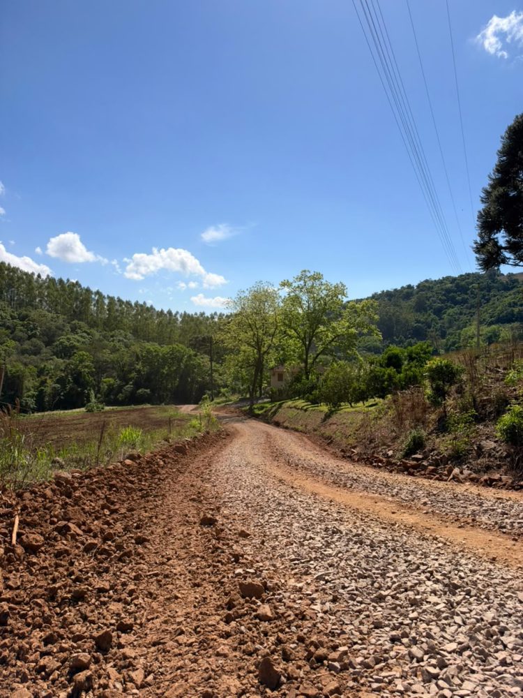 Estrada da Linha Gruta é reaberta e recebe melhorias em Relvado